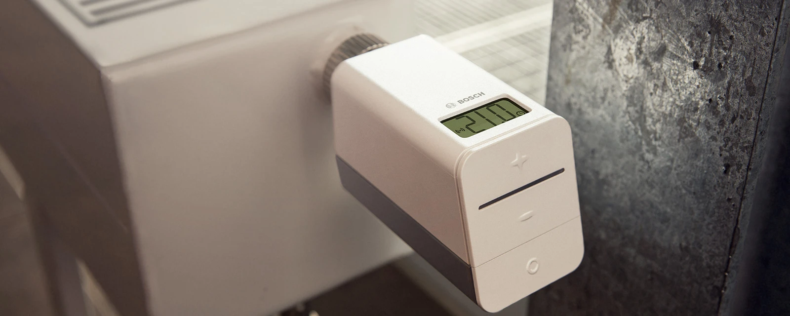 Smartes Bosch Heizkörperthermostat an der Heizung