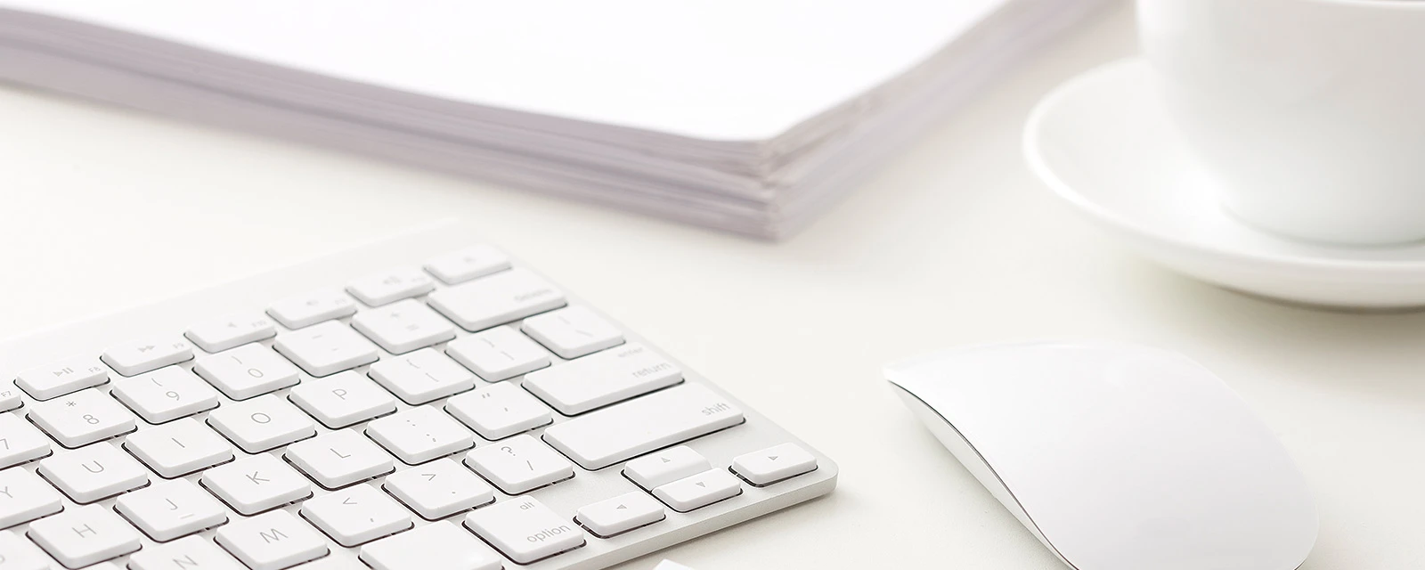 Tastatur mit Maus auf einem Tisch