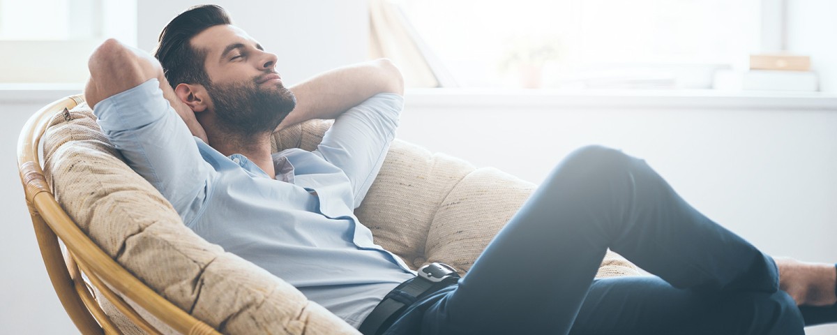 Mann genießt kühle Luft Mann genießt kühle Luft