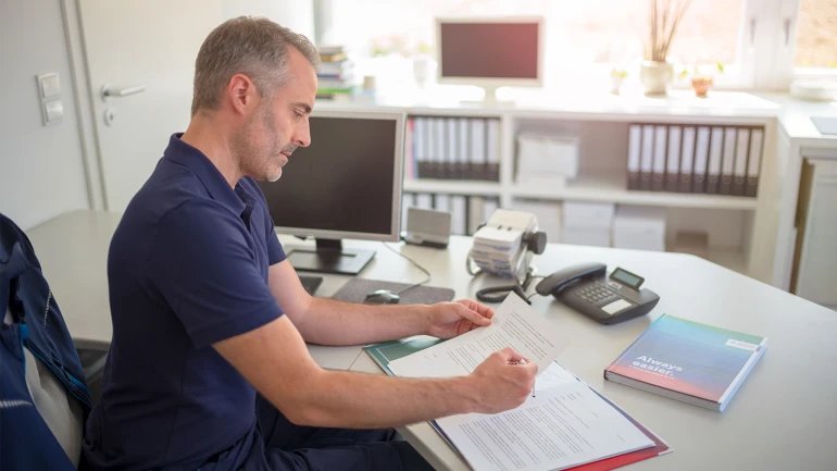 Großhandel prüft im Büro den nächsten Kundentermin