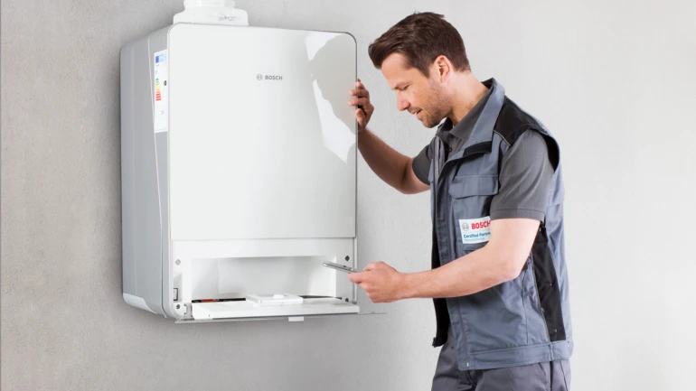 Installateur bei einer Gastherme