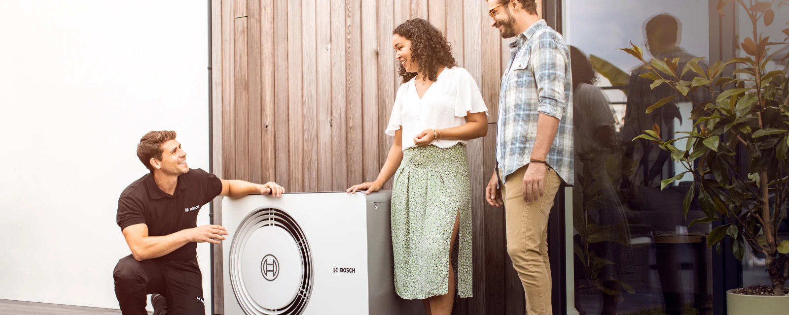 Installateur erklärt dem Kunden etwas zu Wärmepumpen