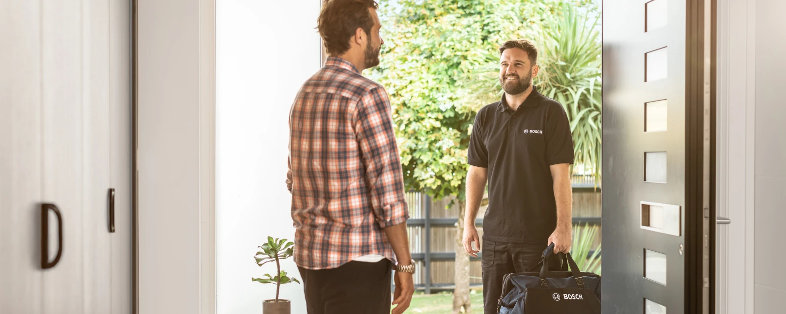 Installateur mit Kunde