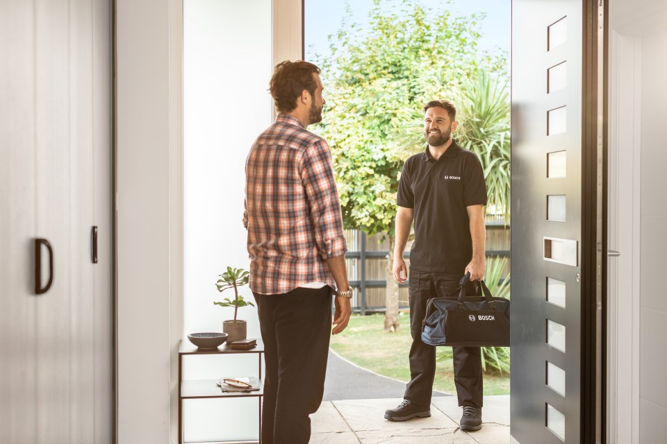 Installateur mit Kunde Installateur mit Kunde