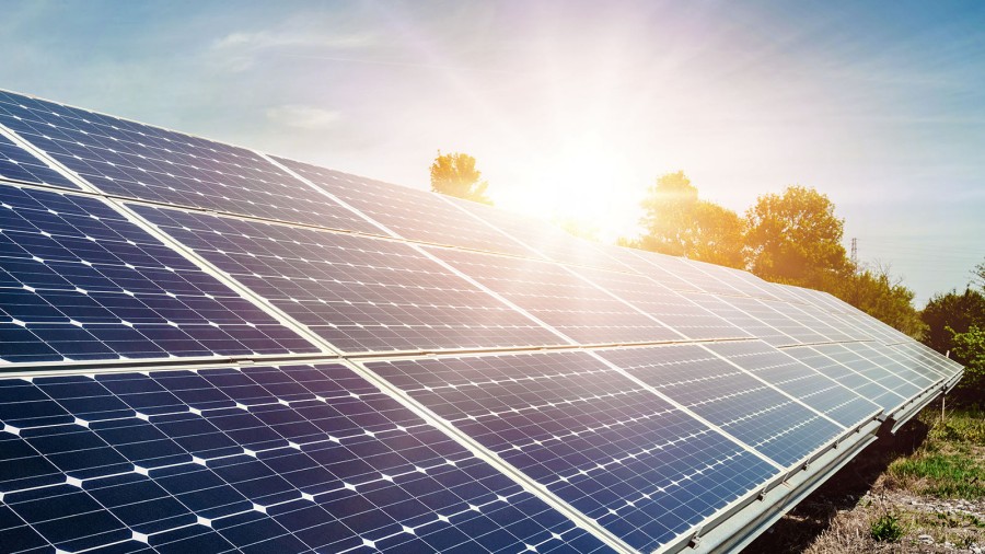 Sonne scheint auf Solarpaneele Sonne scheint auf Solarpaneele