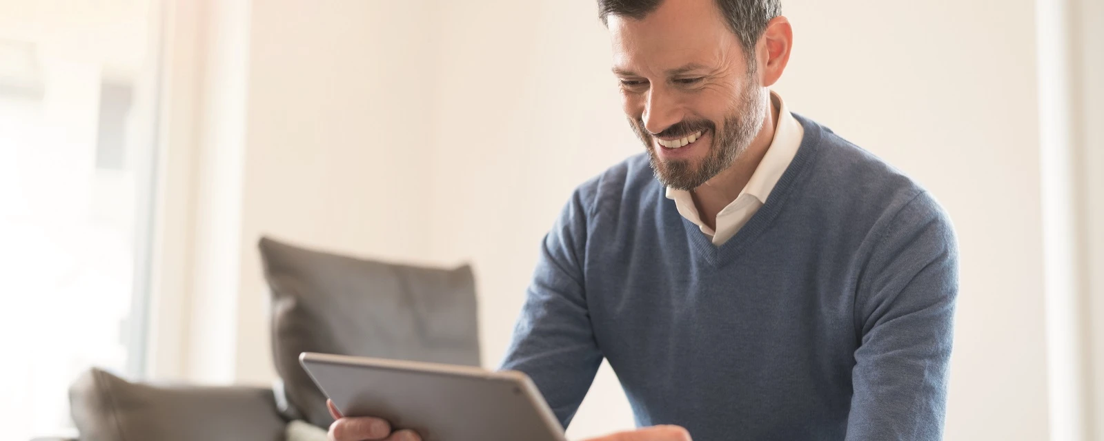 Mann wählt die richtige Gastherme