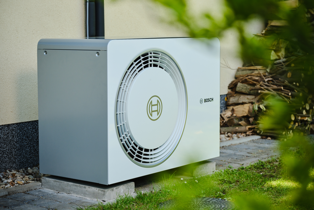 Bosch Wärmepumpe Compress 6800i AW auf Fundament an Hauswand stehend Bosch Wärmepumpe Compress 6800i AW auf Fundament an Hauswand stehend