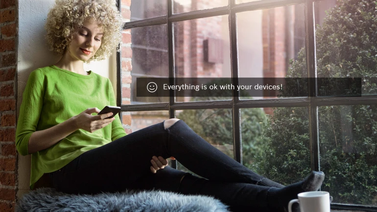 Frau mit HomCom Easy App