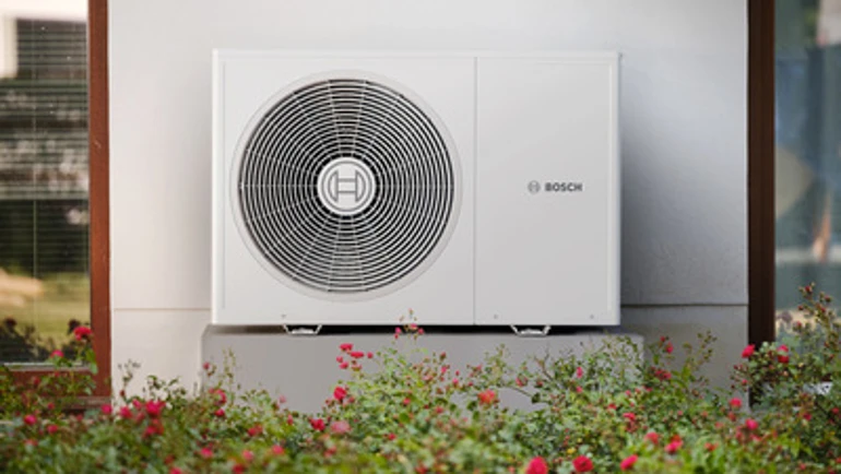 Bosch Wärmepumpe CS3800 vor Hausmauer