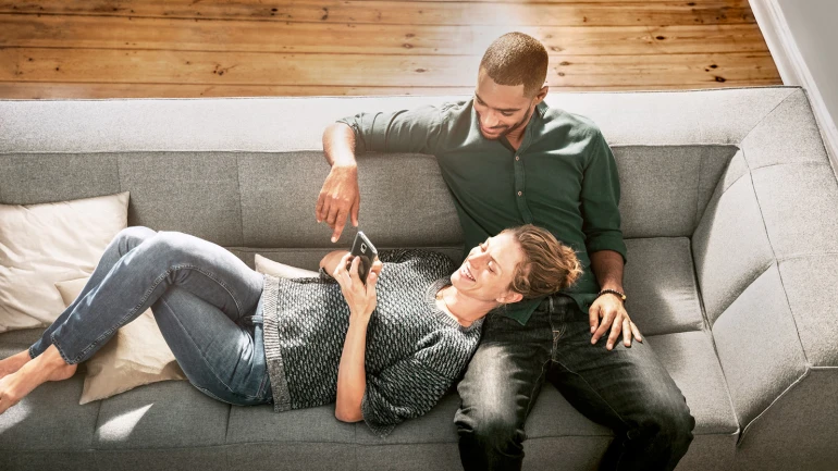 Paar verwendet Smart Home