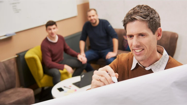 Martin Weiss in einer Besprechung