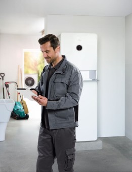 Installateur mit Wärmepumpe