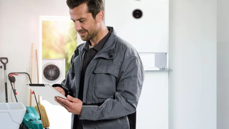 Installateur mit Wärmepumpe