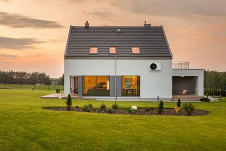 Außeneinheit der Klimaanlage am Einfamilienhaus. Außeneinheit der Klimaanlage am Einfamilienhaus.