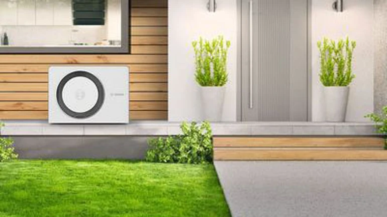 Wärmepumpe Compress 6800i AW vor Haus stehend