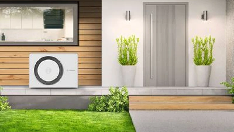 Wärmepumpe vor dem Hauseingang