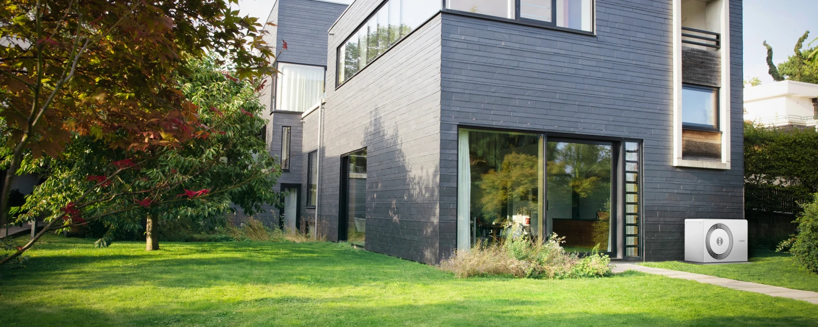 Modernes Haus mit der Wärmpumpe Compress 5800i AW davor