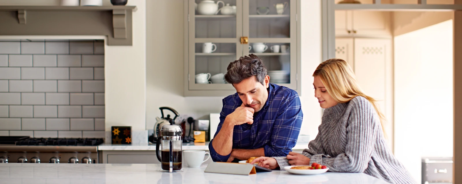 Paar informiert sich über Klimaanlagen