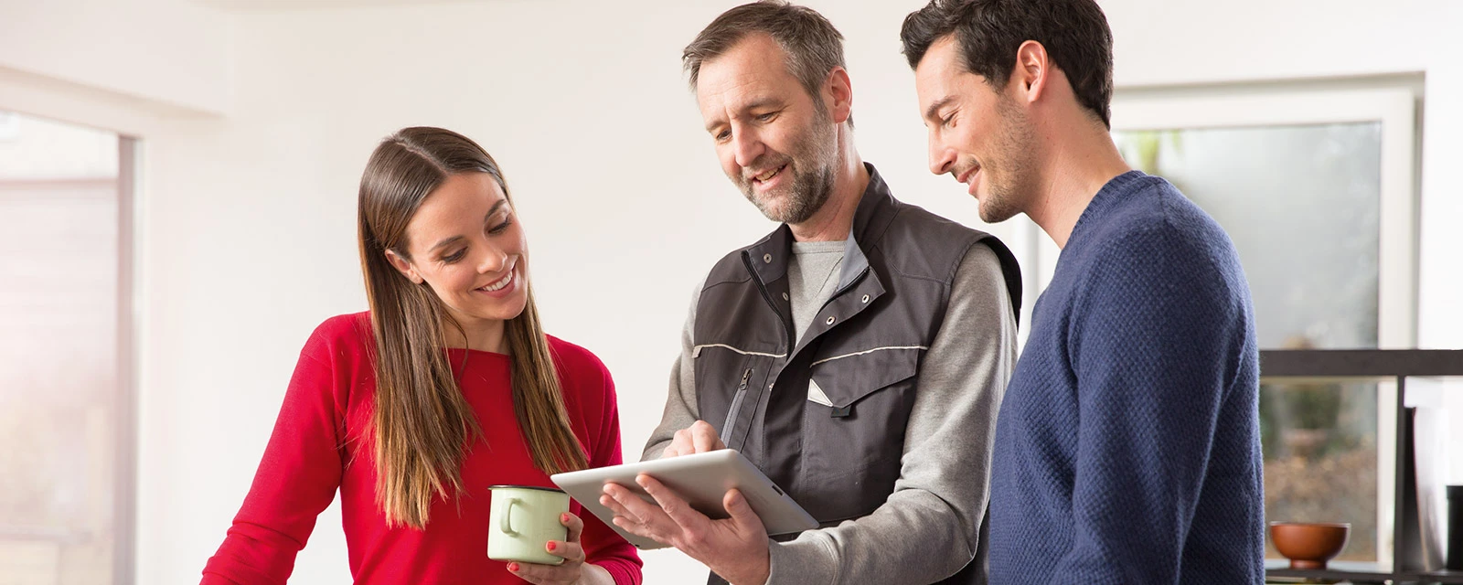 Fachkunde erklärt Paar die Bosch Produkte