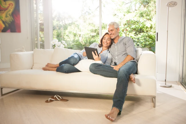 Paar informiert sich, um eine Gasheizung zu kaufen