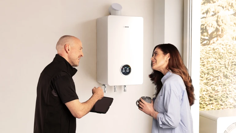 Hybrid Wärmepumpe CSH5800iG Kundin mit Installateur