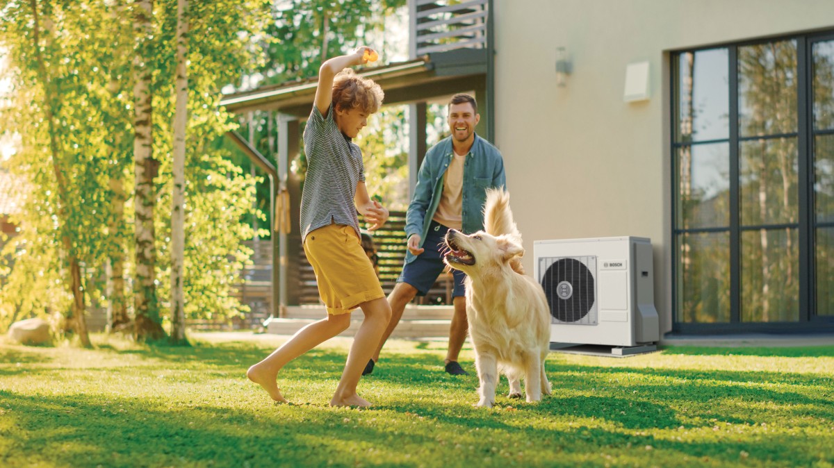 Familie spielt mit Hund draußen