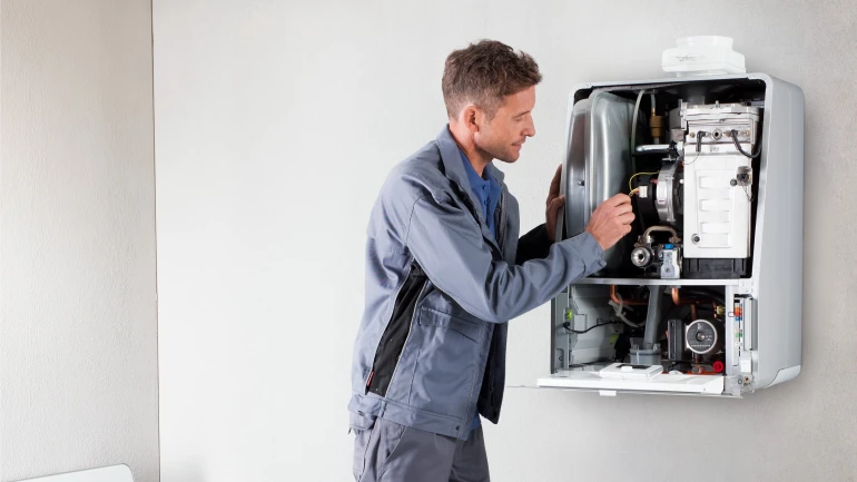Installateur repariert eine Gasheizung.