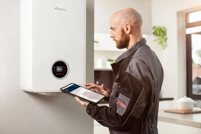 Installateur repariert eine Gasheizung.