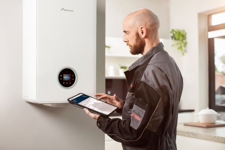 Installateur repariert eine Gasheizung. Installateur repariert eine Gasheizung.
