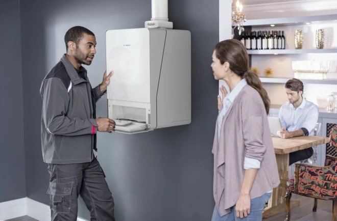 Installateur repariert eine Gasheizung.