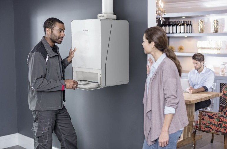 Installateur repariert eine Gasheizung. Installateur repariert eine Gasheizung.