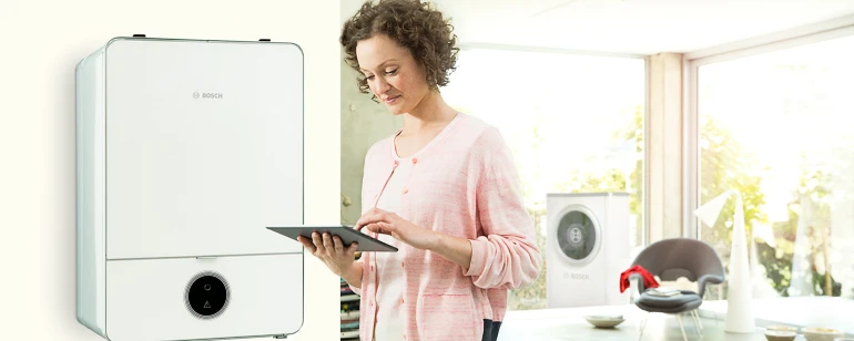 compress_7000i_aw_woman_with_tablet