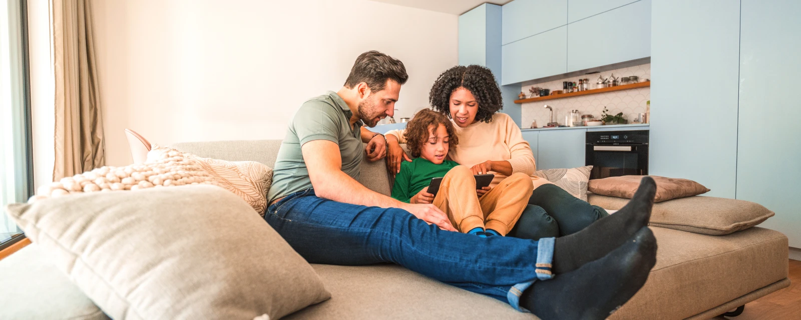 Familie auf Sofa sitzend mit einem Tablet