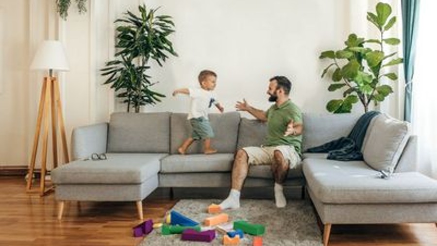 Mann mit Kind genießt die kühle Wohnung Mann mit Kind genießt die kühle Wohnung