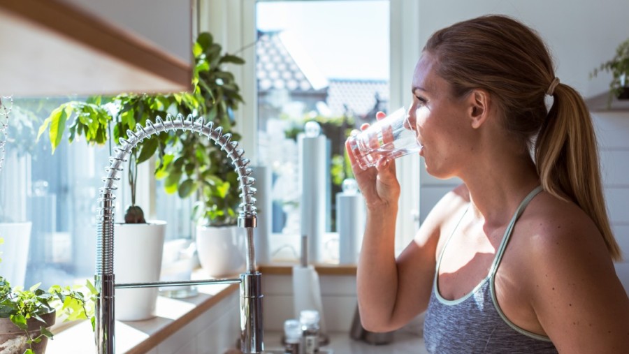Frau trinkt Wasser Frau trinkt Wasser