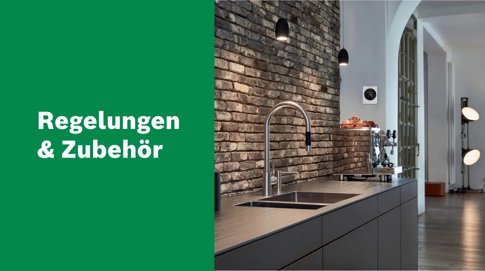 Raumbedieneinheit Bosch RT 800 an der Wand einer modernen Küche montiert.