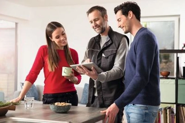 Paar mit Installateur