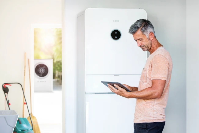 Mann mit Tablet in der Hand