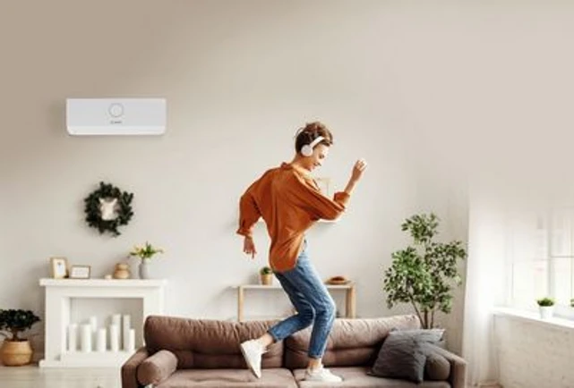 Frau tanzt im gekühlten Kaum