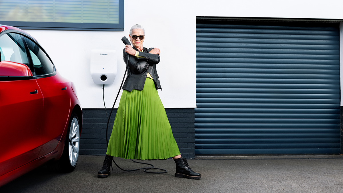 Frau mit Wallbox Frau mit Wallbox