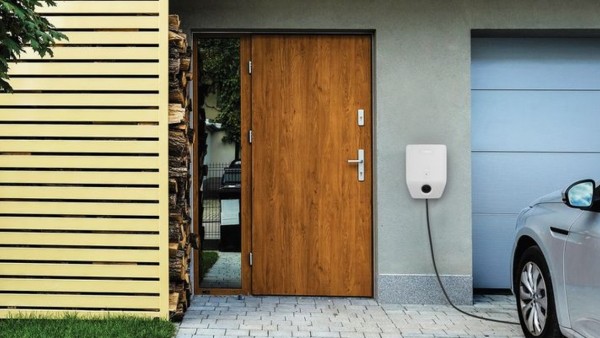 Auto lädt an der Power Charge 7000i Wallbox