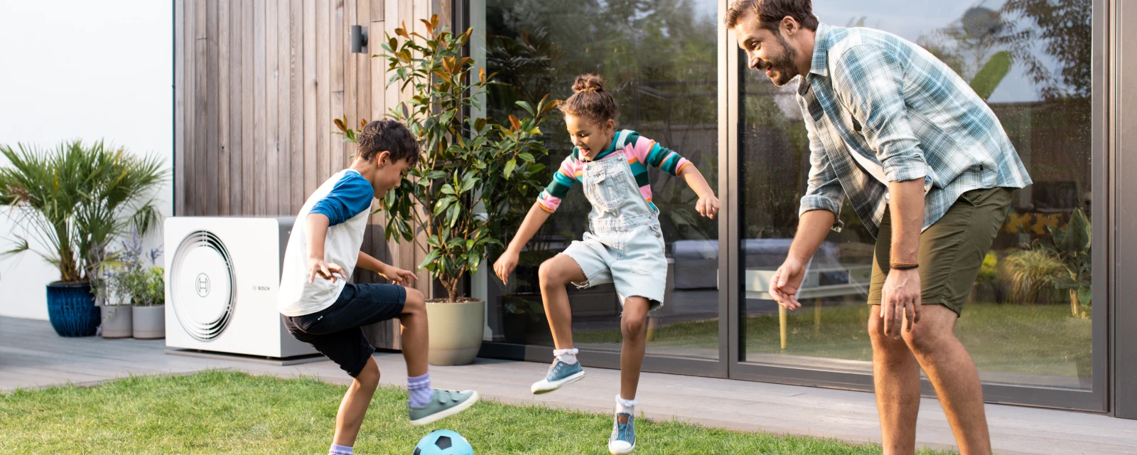 Familie spielend darußen und Compress 5800i AW