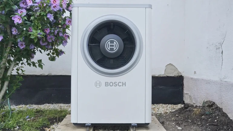 Wärmepumpe Compress 7001i AW vor Haus