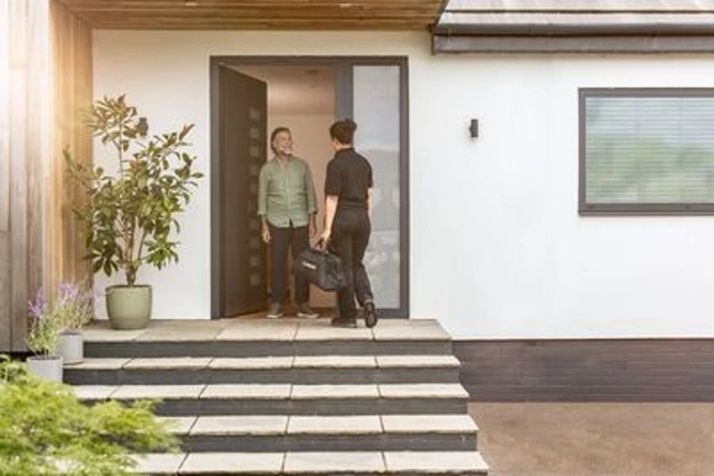 Mann begrüßt Installateur