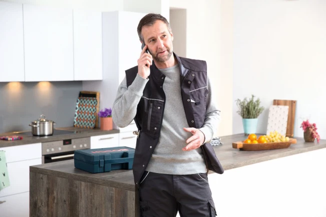 Bosch Kundenservice Mitarbeiter telefoniert
