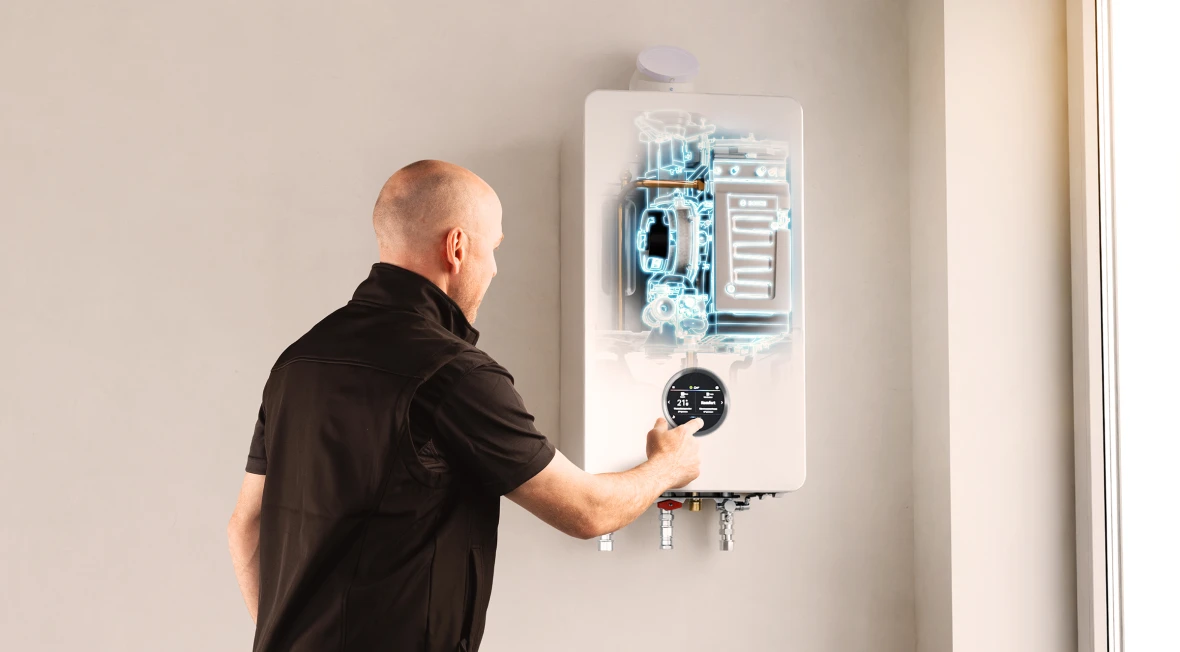 Ein Installateur bedient die All-In-One Heizung von Bosch