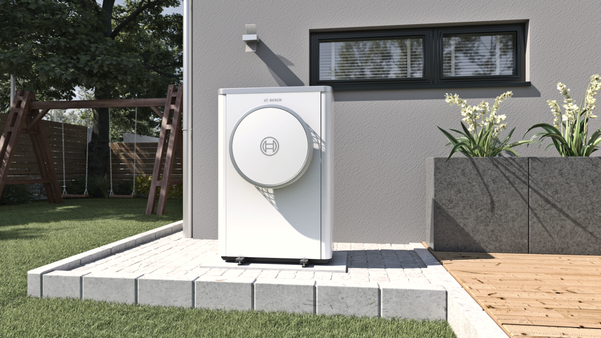 Warmtepomp van Bosch Compress 7400i AW staand tegen de huismuur Warmtepomp van Bosch Compress 7400i AW staand tegen de huismuur