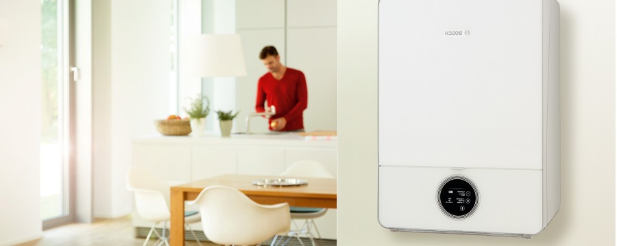 man in keuken met cv-ketel