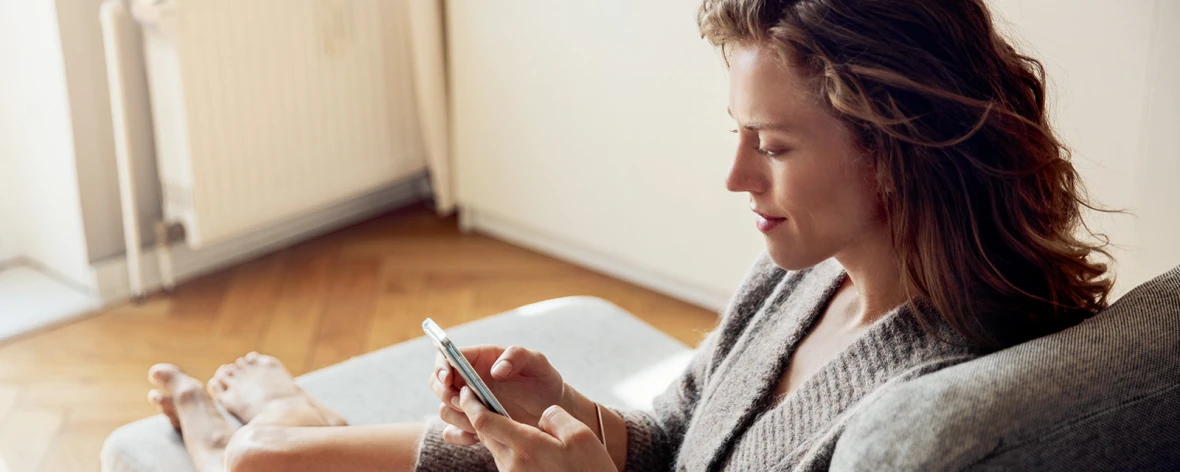 Femme utilise smartphone
