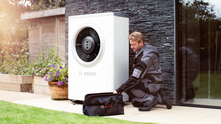 Installateur legt de werking van een ketel uit